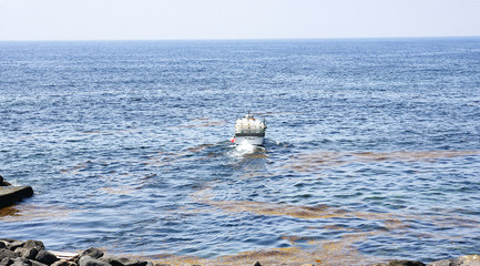 Barco removiendo el fondo marino