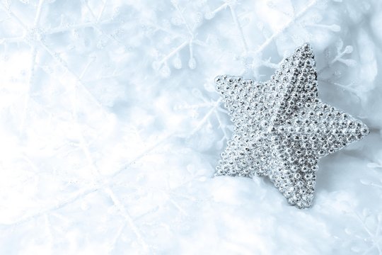 Dekorativer Silberstern im Schnee