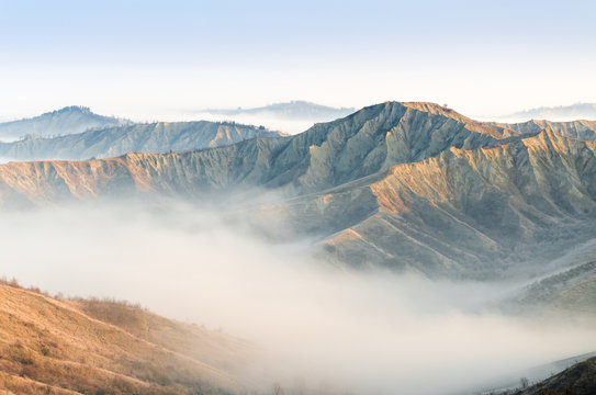 Calanchi e nebbia