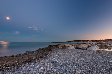 Plage de menton, côte d'azur de nuit