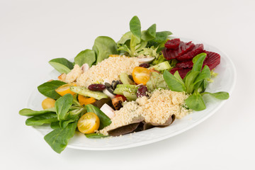 Gemischter Salat mit Kuskuss