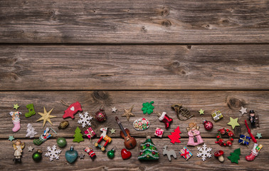 Weihnachtlicher Hintergrund aus Holz mit Rot als Weihnachtskarte