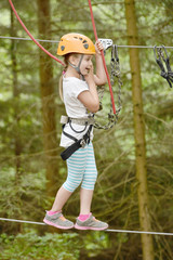 Petite fille grimpant