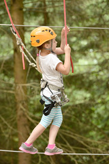 Petite fille grimpant