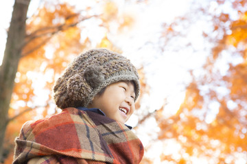 紅葉と笑顔の子供