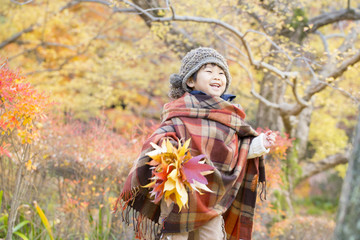 紅葉と笑顔の子供