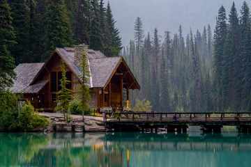 Foto auf Acrylglas Berge Smaragdsee-Lodge