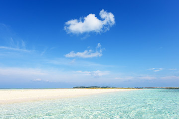 美しい沖縄のビーチと夏空