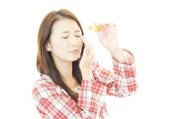 眼精疲労を訴える女性