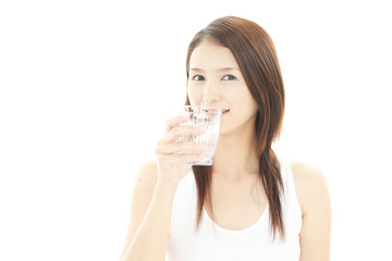 水を飲む笑顔の女性