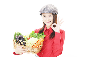 野菜を持つウェイトレス