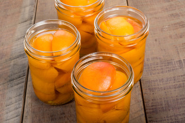 Small mason jars of sliced peaches
