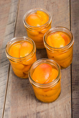 Small mason jars of sliced peaches