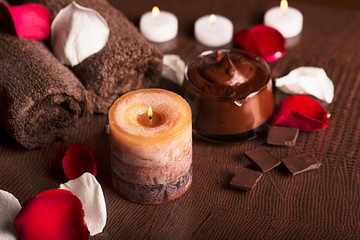 Obraz na płótnie Canvas SPA concept: chocolate mudpack, rose petals, candle and towels