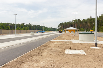 Neu gebaute Parkplätze an der Autobahn
