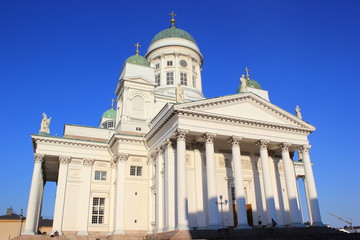 Fototapeta na wymiar Der weiße Dom von Helsinki am berühmten Senatsplatz
