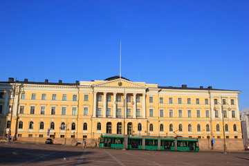 Straßenbahn fährt über den Senatsplatz von Helsinki