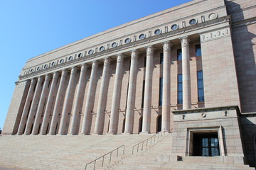 Frontalansicht des Reichstagsgebäudes in Helsinki © rbkelle