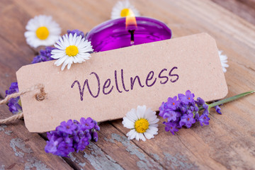 Obraz na płótnie Canvas Wellness - Schild mit Text und Blumendekoration