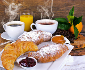 Leckeres Frühstück mit Latte Macchiato und Croissants :)