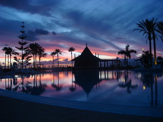 Obraz premium Sonnenuntergang am Pool