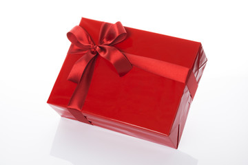 赤色のラッピングのプレゼント箱