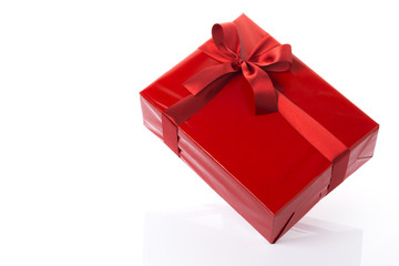 白背景に赤色のラッピングのプレゼント箱
