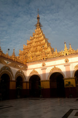 Fototapeta na wymiar Maha Muni Pagoda in Mandalay city,Myanmar.