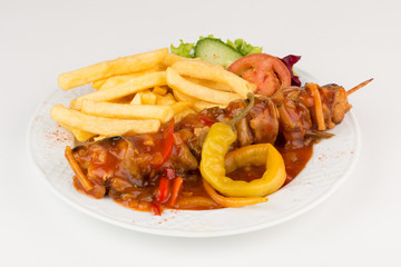 Schaschlikspieß mit Pommes