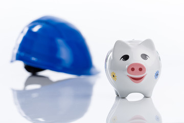 Arbeitshelm mit Sparschwein