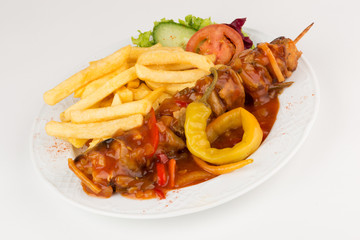 Schaschlikspieß mit Pommes