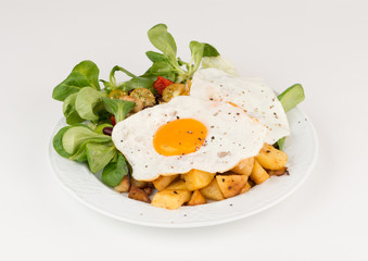 Bratkartoffeln mit Spiegeleiern und Feldsalat