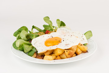 Bratkartoffeln mit Spiegeleiern und Feldsalat