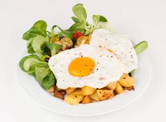 Bratkartoffeln mit Spiegeleiern und Feldsalat