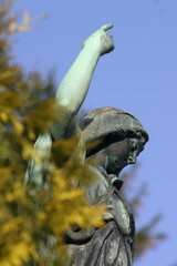 Marienstatue auf einem Friedhof