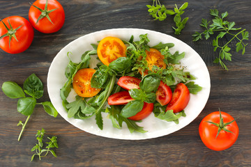 Bunte Tomaten mit Basikum und Rucola