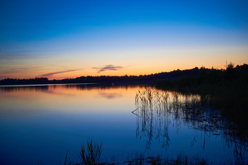 Fototapeta na wymiar Zachód słońca nad jeziorem