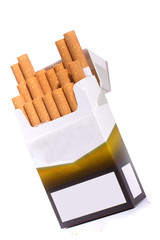 schräg stehende offene Zigarettenschachtel