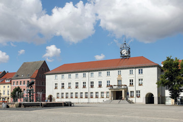 Fototapeta na wymiar Markt und Rathaus in Anklam
