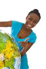 Farbige Frau isoliert mit einem Globus - Reiseziel Afrika