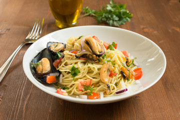 Spaghetti con cozze, pomodoro, cipolle e prezzemolo