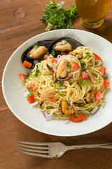 Spaghetti con cozze, pomodoro, cipolle e prezzemolo