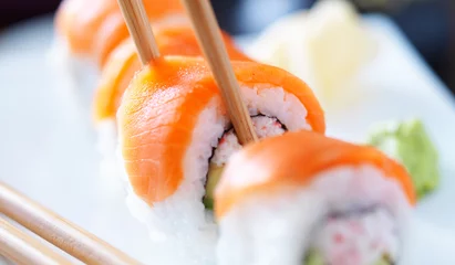 Zelfklevend Fotobehang Sushi bar sushi eten met stokjes panoramafoto