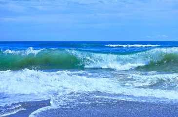 浜辺の澄んだ大波