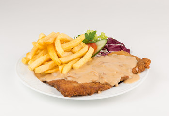 Jägerschnitzel mit Pommes und Soße