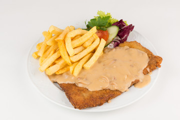Jägerschnitzel mit Pommes und Soße