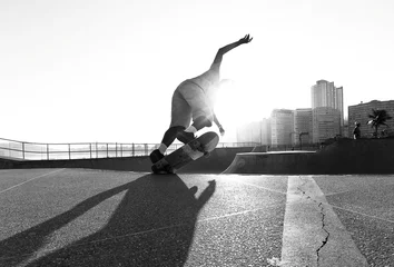 Rolgordijnen Skateboarder riding in the bowl © willbrasil21