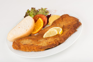 Kotelett paniert mit Brot und Senf