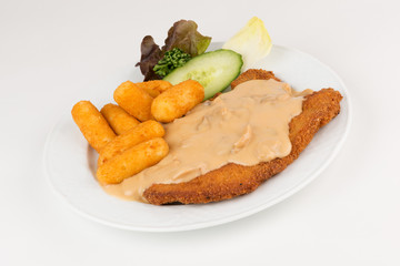 Paniertes Kotelett mit Jägersoße und Kroketten