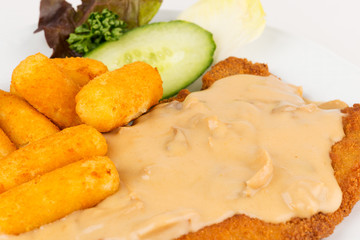 Paniertes Kotelett mit Jägersoße und Kroketten